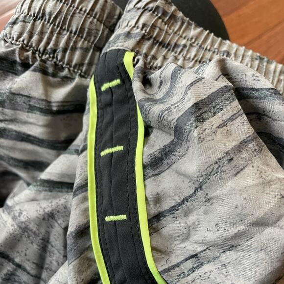 Under Armour Heat Gear Gray/Black Lime Running Shorts S - Picture 4 of 4